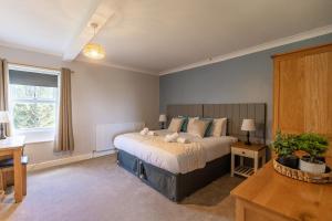 EASTCOTE FARM - Spacious 5-Bed Home with Views, Garden & Playroom