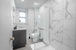 4BR Penthouse - Parking - 2 King & 2 Queen