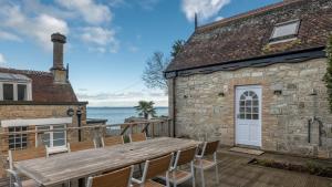 The Old Boat House, Seaview - Charming historic seafront 3 x bedroom cottage with separate 2 x bedroom annexe