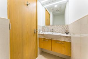 Iconic Burj Khalifa View 2BR with Assistant Room, Steps from Dubai Mall and Beside a Park, Bellevue Towers 1, Downtown Dubai by Deluxe Holiday Homes