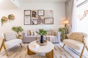 Iconic Burj Khalifa View 2BR with Assistant Room, Steps from Dubai Mall and Beside a Park, Bellevue Towers 1, Downtown Dubai by Deluxe Holiday Homes