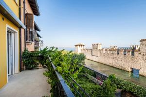 Syrmioncello - Castle Lounge