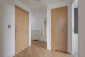 2BR Free Parking Walk to Shops, Centre & Xscape