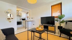 Station 5 Minutes, Free Wifi , Smart TV , Long Stays OK