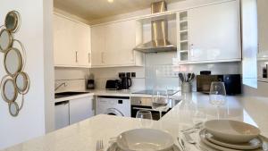 Station 5 Minutes, Free Wifi , Smart TV , Long Stays OK