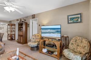 209 - Comfortable condo with view of pool and ocean