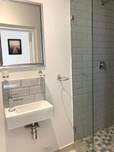 Modern Apartment - Home away from home