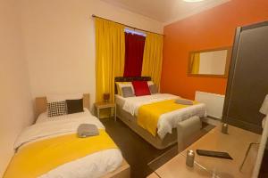 2 Bed Apartment-Sleeps 7-Free Parking