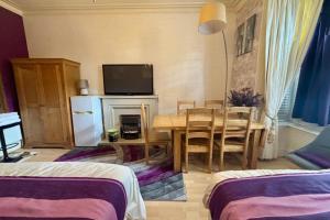 2 Bed Apartment-Sleeps 7-Free Parking