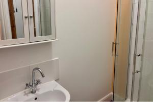 2 Bed Apartment-Sleeps 7-Free Parking