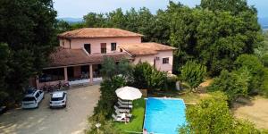 Villa with Garden near Rome for Groups & Families