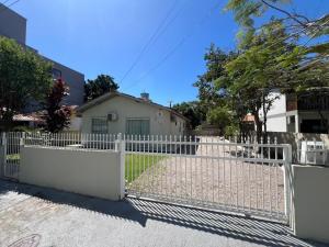 Casa de 03 dormitórios no centro de Bombinhas