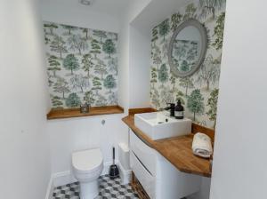 Little Gem in the Forest of Dean! Hot tub, Private garden, Dog Friendly, Smart TVs and Beautiful Historic Village Location!