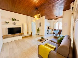 Demetra Seafront Apartment - Parking & Pool