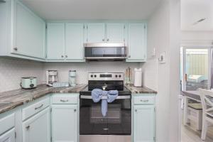 Pet Friendly, 3Br 2Ba Bungalow next to Beach