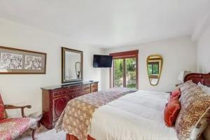 Ski In, Ski Out 1 Bedroom Vacation Rental In The Heart Of Lionshead Village With Heated Slope Side Pool And Hot Tub