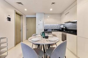 Elegant 2BR Apartment Heart of Business Bay High Floor