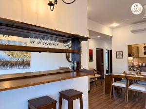 Canterbury Breeze Golf Apartment by CM Holiday