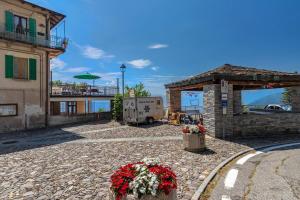 Casa con terrazza panoramica sul lago Maggiore