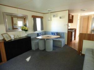 Delightful Caravan With A Lake View At Southview Holiday Park Ref 33026Cl