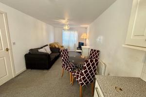 2 Bed Apartment-Sleeps 5-Free Parking