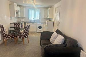 2 Bed Apartment-Sleeps 5-Free Parking