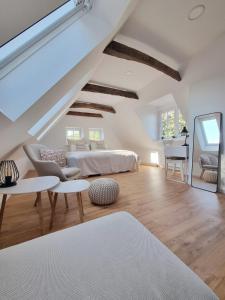 Lichtdurchflutete Dachgeschosswohnung mit Charme