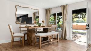 10 Min to Downtown - Modern 4BR Oasis - Yard Games