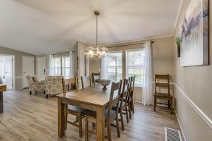 Boat Truman and Lake of the Ozarks Country Getaway!