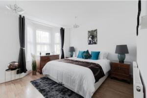 4 Bed House - Sleeps 6 - Garden Pets Wifi