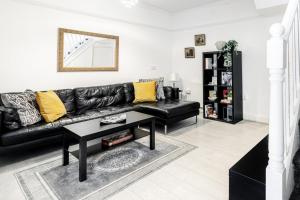 4 Bed House - Sleeps 8 - Garden Pets Wifi