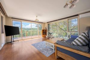 Tranquil Cottage with Valley and Hills Views