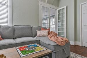 Cozy 2nd-Floor Suite near Beach, The Strand, Pier