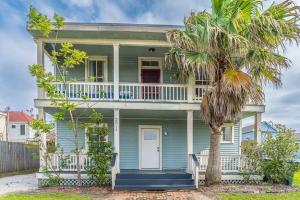 Historic and charming duplex in desirable midtown, close to the beach and strand