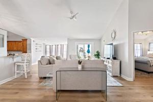 Lakefront home with Pool, Game Room and Dock