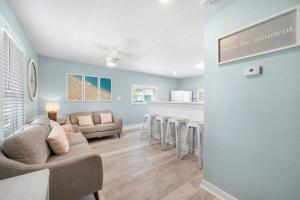 Cozy beach bungalow close to ocean with large yard