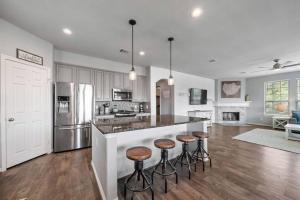 Perfect Seabrook retreat just minutes from the bay with fire pit and Cowyboy soaking pool