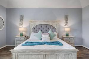 Perfect Seabrook retreat just minutes from the bay with fire pit and Cowyboy soaking pool