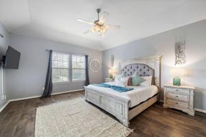 Perfect Seabrook retreat just minutes from the bay with fire pit and Cowyboy soaking pool