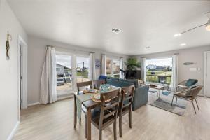 Cozy Beach Home, Short Walk to Water and Fishing Spots