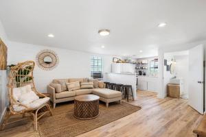 Beach Bungalow with Gorgeous Deck, Close to Beach