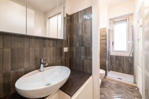 Roncaglia 25, Milano