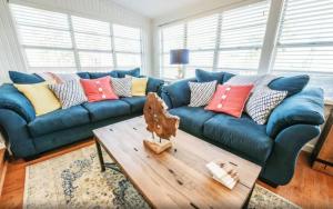 Beach bungalow with multiple decks, only 3-4 blocks from the beach