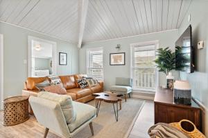 Canal Front Bungalow with Screened Patio and Kayaks