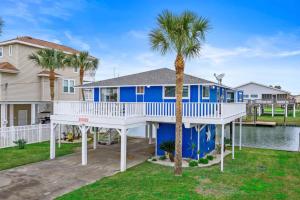 Canal Front Bungalow with Screened Patio and Kayaks
