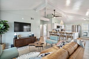 Canal Front Bungalow with Screened Patio and Kayaks