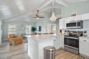 Canal Front Bungalow with Screened Patio and Kayaks