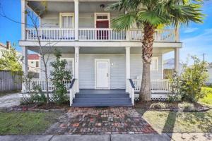Historic Galveston homes, close tothe island has to offer