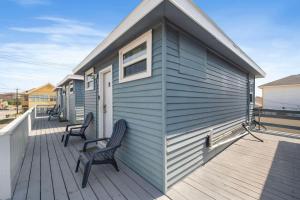 Studio apartment across the street from the beach, near The Strand