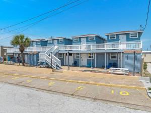 Studio condo near downtown and cruise terminal, across from the Seawall